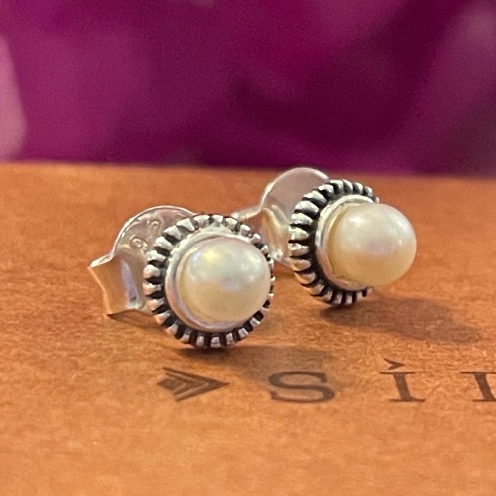 Silpada Sterling Silver petite Pearl ‘SUGAR EARRINGS’ P2410 Rare